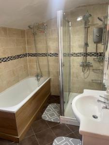 伦敦Rahal Compton的带淋浴、浴缸和盥洗盆的浴室