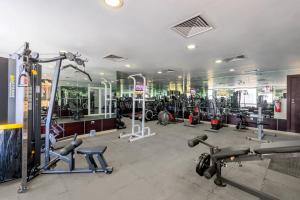 多哈多哈广场酒店的健身房拥有许多跑步机和机器