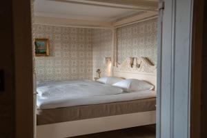 哈姆堡Broløkke Herregård的一间卧室配有一张带床头板的床