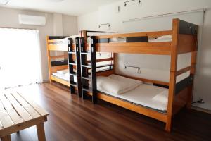 伊势市Ise Guest House Sora的铺有木地板的客房内设有两张双层床。
