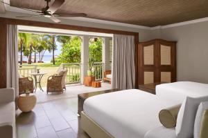 勒莫尔尼瑞吉毛里求斯度假酒店 的一间卧室配有一张床,享有海景