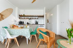 里夫杜海滩La Plage, T2 vue mer的厨房以及带桌椅的用餐室。