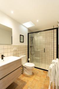 布拉内斯Hostal Sa Malica的浴室配有卫生间、淋浴和盥洗盆。