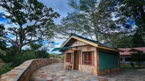 SekenaniDan Maasai Mara safari camp的砖路上的小房子