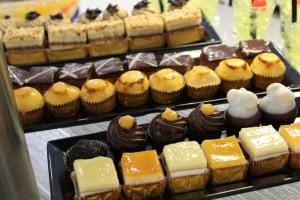 波塔尔斯诺斯Tacande Portals的展示不同种类的蛋糕和糕点