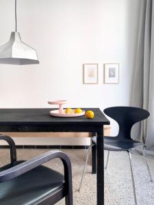科隆Zehuus Gartenstudio mit Terrasse的餐桌和椅子,上面有果盘