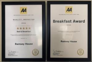 圣大卫Ramsey House - Luxury Licensed B&B - Parking and Guest Lounge的泽西岛屋早餐奖的两个框架标志