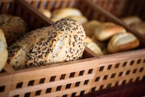 波塔尔斯诺斯Tacande Portals的装满不同种类面包的篮子