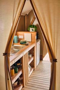 利亚内斯里约普隆营地旅馆的一个小房子里的厨房,有帐篷