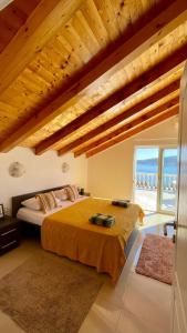 比耶拉Family House with pool & sea view的一间卧室设有一张大床和一个大窗户