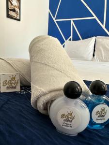 圣玛尔塔SGH Castillo Aqua的一张带2条毛巾和2瓶保湿器的床