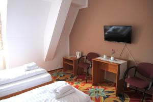 瓦拉什斯凯梅济日奇城堡旅馆的酒店客房设有两张床和一台平面电视。