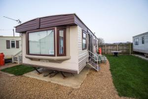 亨斯坦顿Dog Friendly 6 Berth Static Caravan By The Beach In Hunstanton Ref 13008l的一座小房子在院子里建造