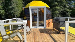 TracadieSam’Relax Plus的木制甲板上的圆顶帐篷配有烧烤架
