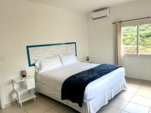 KoolbaaiLuxury Simpson bay condo的白色的卧室设有一张大床和一个窗户