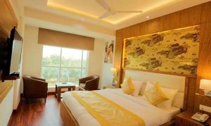 新德里FabHotel Prime Star 17的酒店客房设有床和窗户。