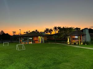 托莱多伊万托斯奥林达酒店的院子里有足球场的房子