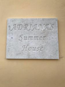 卡西奥皮Adriana's Summer House的墙上挂着公寓夏季公寓的标志