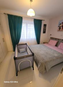 雅典Keti's home的一间卧室配有一张带绿色窗帘的大床