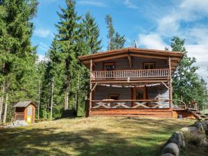 NooskaElupuu forest cabin with sauna的树林中的山丘上的小木屋