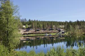 BrännanTallbacken Fritidsby的享有湖泊和树木群的景色