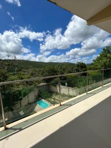 伦索伊斯Estadia Wolf Lencois的享有游泳池景致的阳台