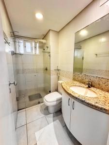纳塔尔Residence Vespucci的浴室配有卫生间、盥洗盆和淋浴。