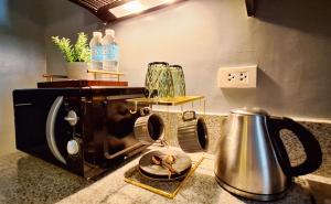 马尼拉ELUDE Designer Suite Pasig - Prime Location的厨房柜台配有烤面包机和茶壶