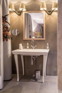 IslikonHotel Greuterhof的一间带水槽和镜子的浴室