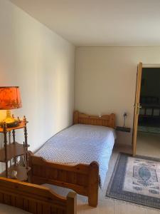 海若克利欧Manousos Guest House的一间卧室配有一张床、一盏灯和一台电视