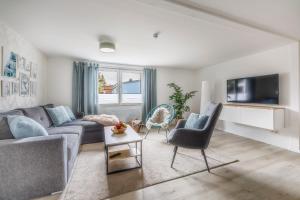 约阿希姆斯塔尔geräumiges familienfreundliches Ferienhaus 70 QM I Strandnah I Terrasse I 2 Schlafzimmer I Nähe Werbellinsee的带沙发和电视的客厅