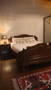 阿瓦诺斯Avangart Hotel的卧室内的一张床位,配有台灯和桌子