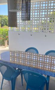 珀拉什奇亚The Tiki Toucan Tropical Suite + Private Pool的一张桌子、四把椅子和一张蓝色的桌子