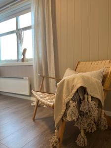 Herøy Brygge的一间卧室配有一张木床,床上有毯子