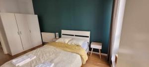 布鲁塞尔Bruxelles ma belge的一间卧室设有一张床和绿色的墙壁