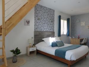 瓦尔莱班Les Clos De La Vigne的一间卧室配有一张带蓝色和白色枕头的床