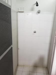 比利亚维哈POSADA VILLATOURS的带淋浴的浴室和瓷砖地板。