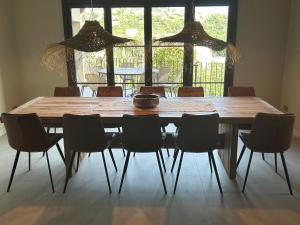 赫罗纳Luxury Villa Girona Bellissimo的一张大木桌,椅子放在房间里