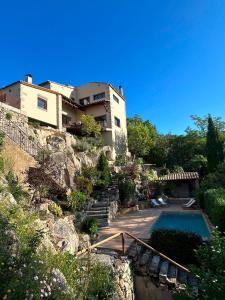 赫罗纳Luxury Villa Girona Bellissimo的山丘上带游泳池的房子