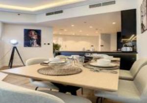 迪拜Key View - Marina Torch的一间带桌椅的用餐室