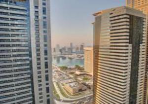 迪拜Key View - Marina Torch的从大楼欣赏到城市天际线的景色