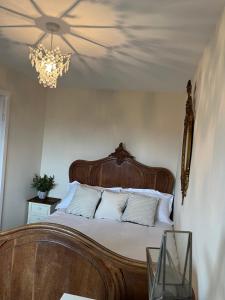 包博恩Brockwell - 2 Bed Modern Home, Near City Centre的一间卧室配有一张带吊灯的大型木床。