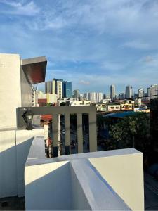 马尼拉Stargazing tent in Balcony at EKG House Rental的阳台享有城市天际线的景致。