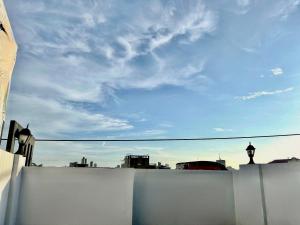 马尼拉Stargazing tent in Balcony at EKG House Rental的白色围栏享有城市天际线的美景