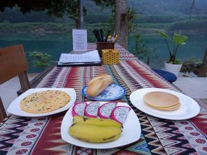 峰牙Little Rock Homestay的一张野餐桌,上面放着食物盘