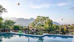 万荣Mad Monkey Vang Vieng的山地度假村的游泳池