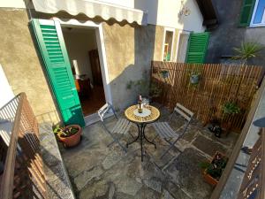 瓦伦纳CHIAVE DI VOLTA Lovely Guesthouse with Terrace的房屋前设有带桌椅的天井。