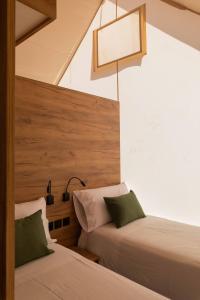 圣塞瓦斯蒂安Wecamp San Sebastián的一间卧室配有两张床和灯具