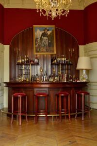 MaulévrierChateau Colbert的一间酒吧,房间设有红色的墙壁和红色的凳子