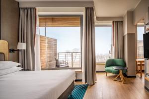 索波特索波特万豪度假酒店及Spa的酒店客房设有一张床和一个阳台。